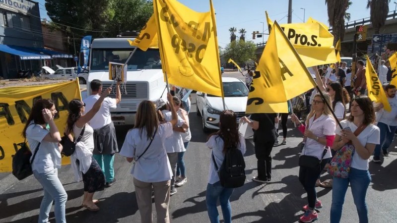 Ampros aceptó la propuesta salarial del Gobierno, pero anunció una medida de fuerza